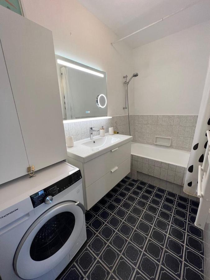 Seafront - Beautiful Flat With Aircon And Comfortable Loggia Vallauris Eksteriør billede